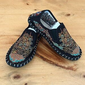 Loong Women Embroidered Flat Shoes
